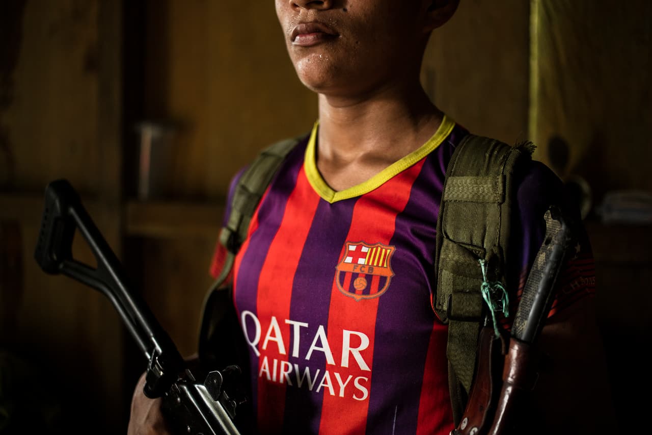 Los guerrilleros escuchan por radio los partidos de la Champions League en los campamentos en la selva.