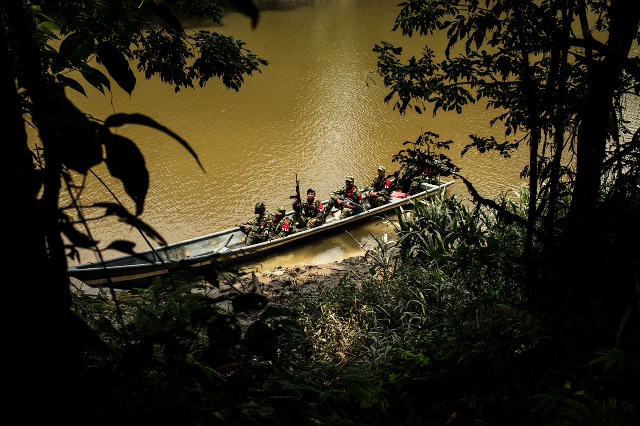 Patrulla del Frente de Guerra Occidental, en uno de los miles de caños que atraviesan la selva tropical.
