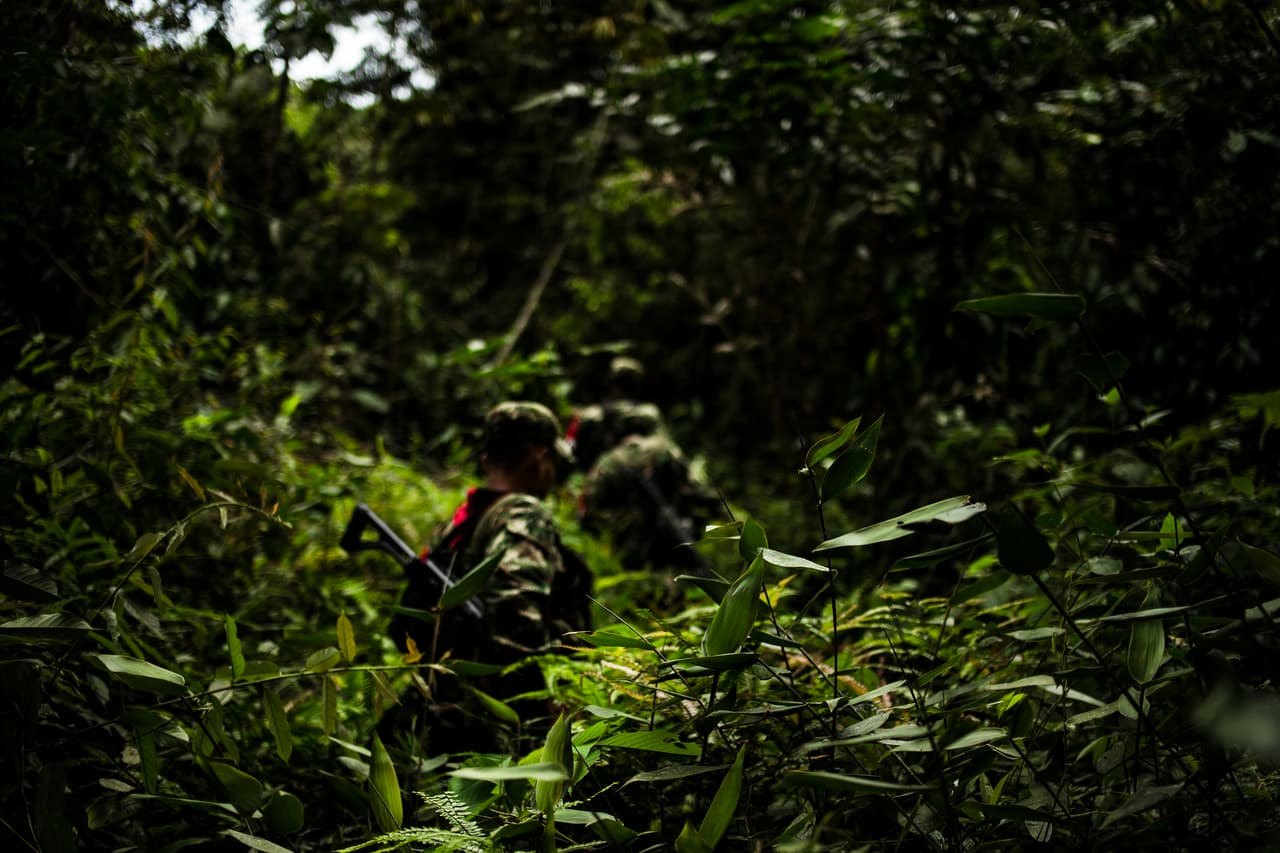 Patrulla del Frente de Guerra Occidental, en uno de los miles de caños que atraviesan la selva tropical.