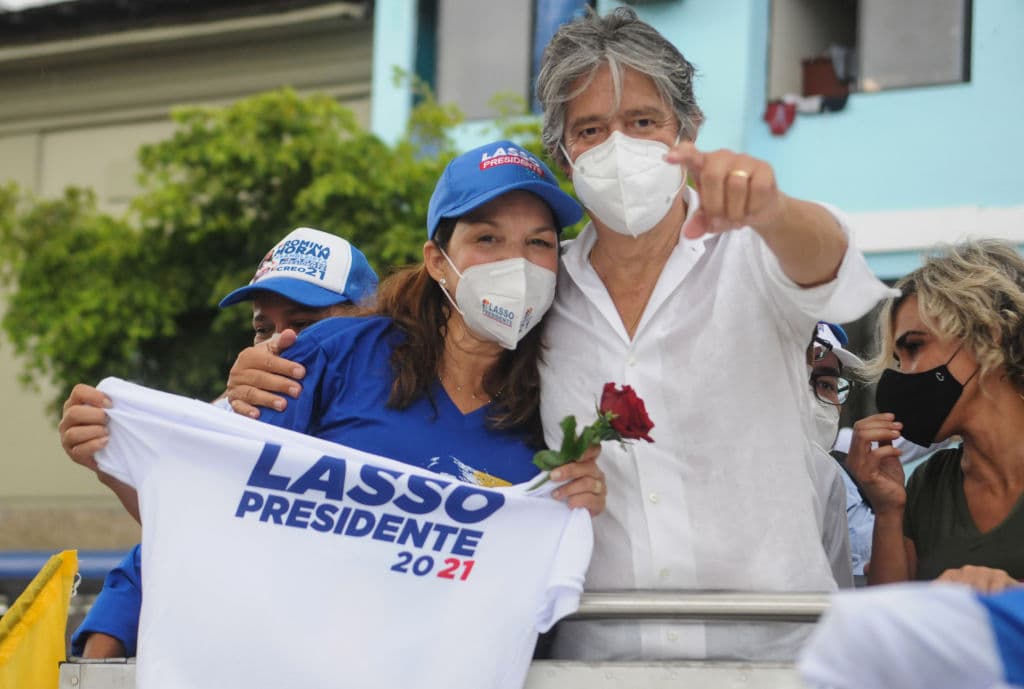 El principal rival de Arauz es Guillermo Lasso, un empresario y banquero de centro derecha, que disputa la presidencia por tercera ocasión.