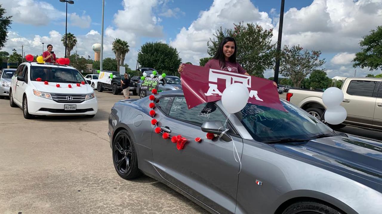 Fernanda Lara se gradúa doble, tanto de la de preparatoria Pasadena y como de un Associates de San Jacinto College. Ahora estarán en Texas A&M.