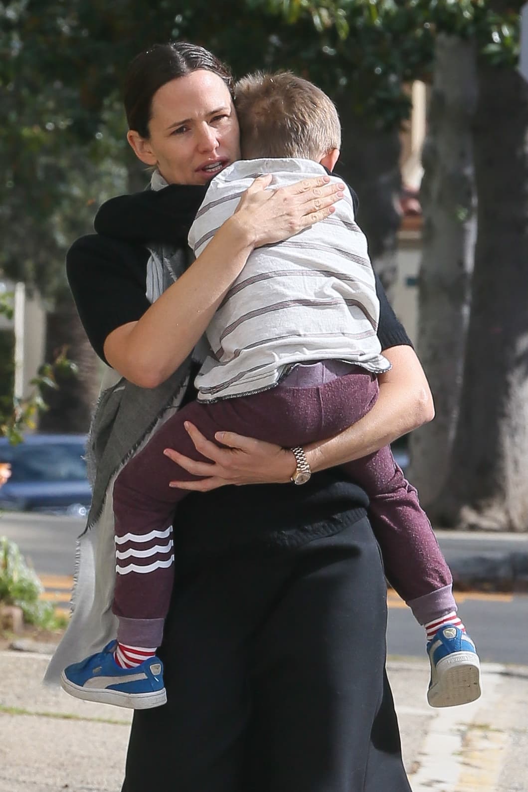 A Sam le encanta que lo cargue mami.