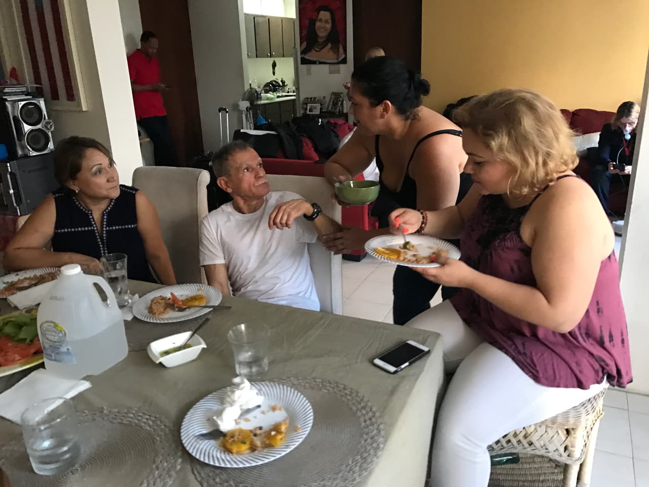 Como parte de las condiciones de su liberación, López Rivera no podía salir de casa hasta el 17 de mayo ni dar ninguna declaración pública.