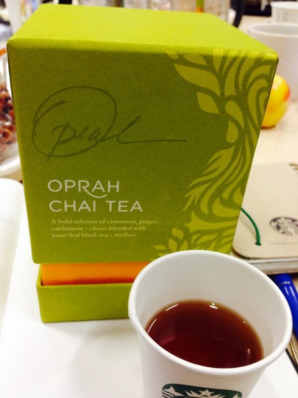 La bebida era una mezcla de canela, jengibre, cardamomo, clavo, té negro y rooibos. Una parte de las ventas se donó a la Fundación Oprah Winfrey Leadership Academy.