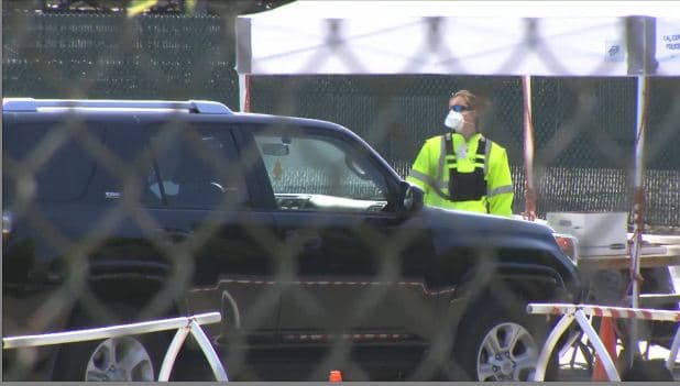 El paciente muestra los documentos impresos de la página, confirma su identidad, y avanza hacia el lugar donde se hace la prueba. El personal recibe una muestra de la persona vía la boca y garganta o por la nariz.