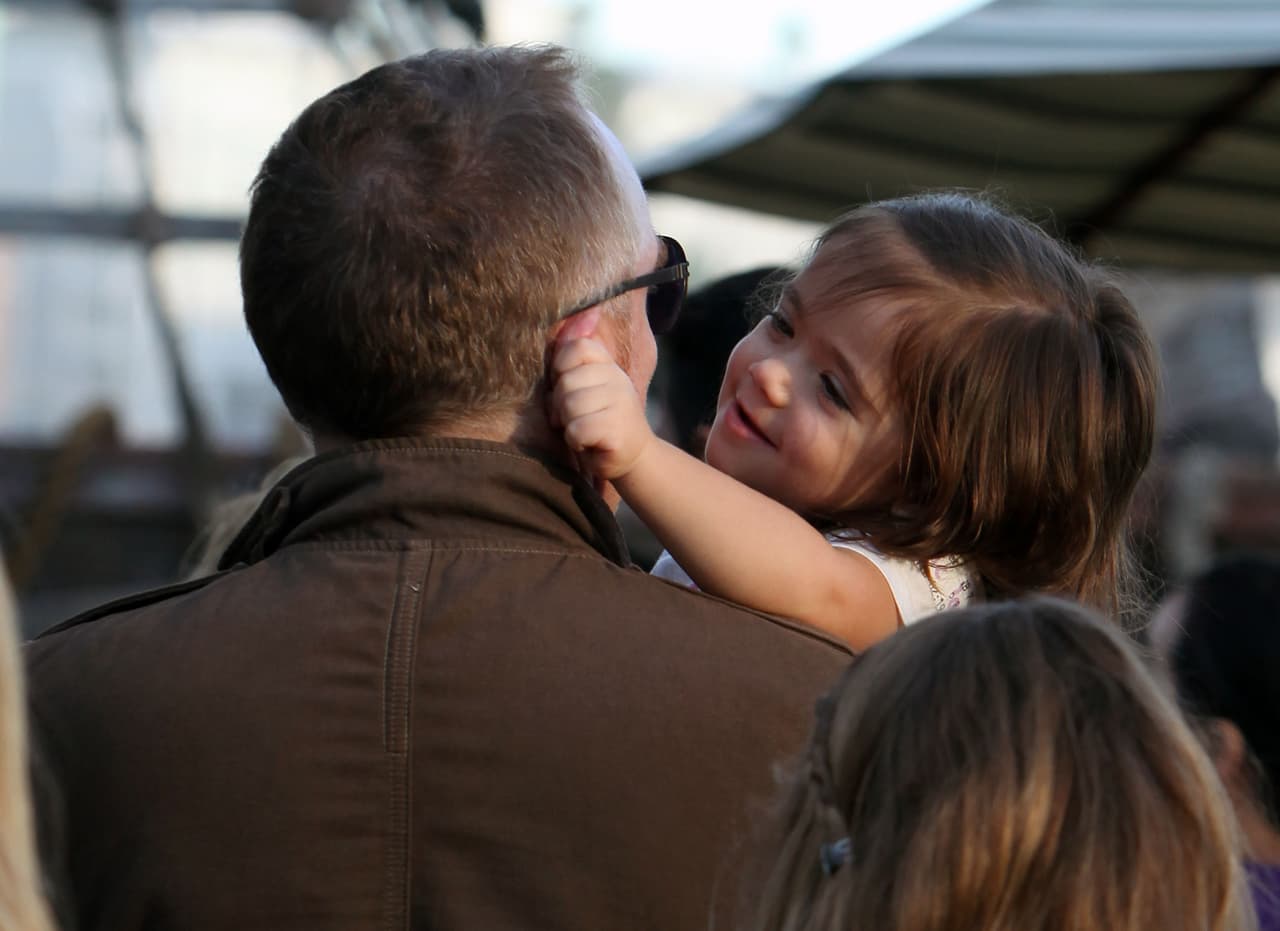 A su papi lo tiene completamente enamorado.