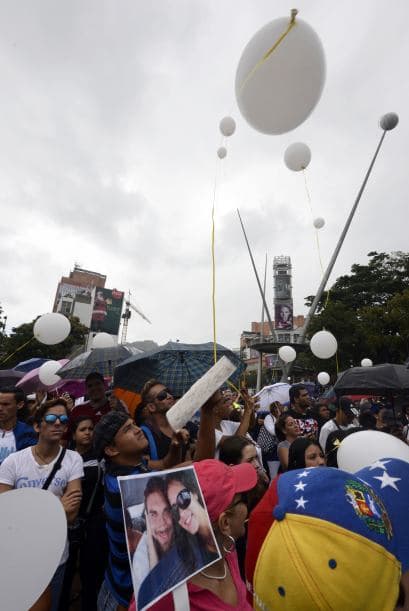 Soltaron globos blancos en su honor.