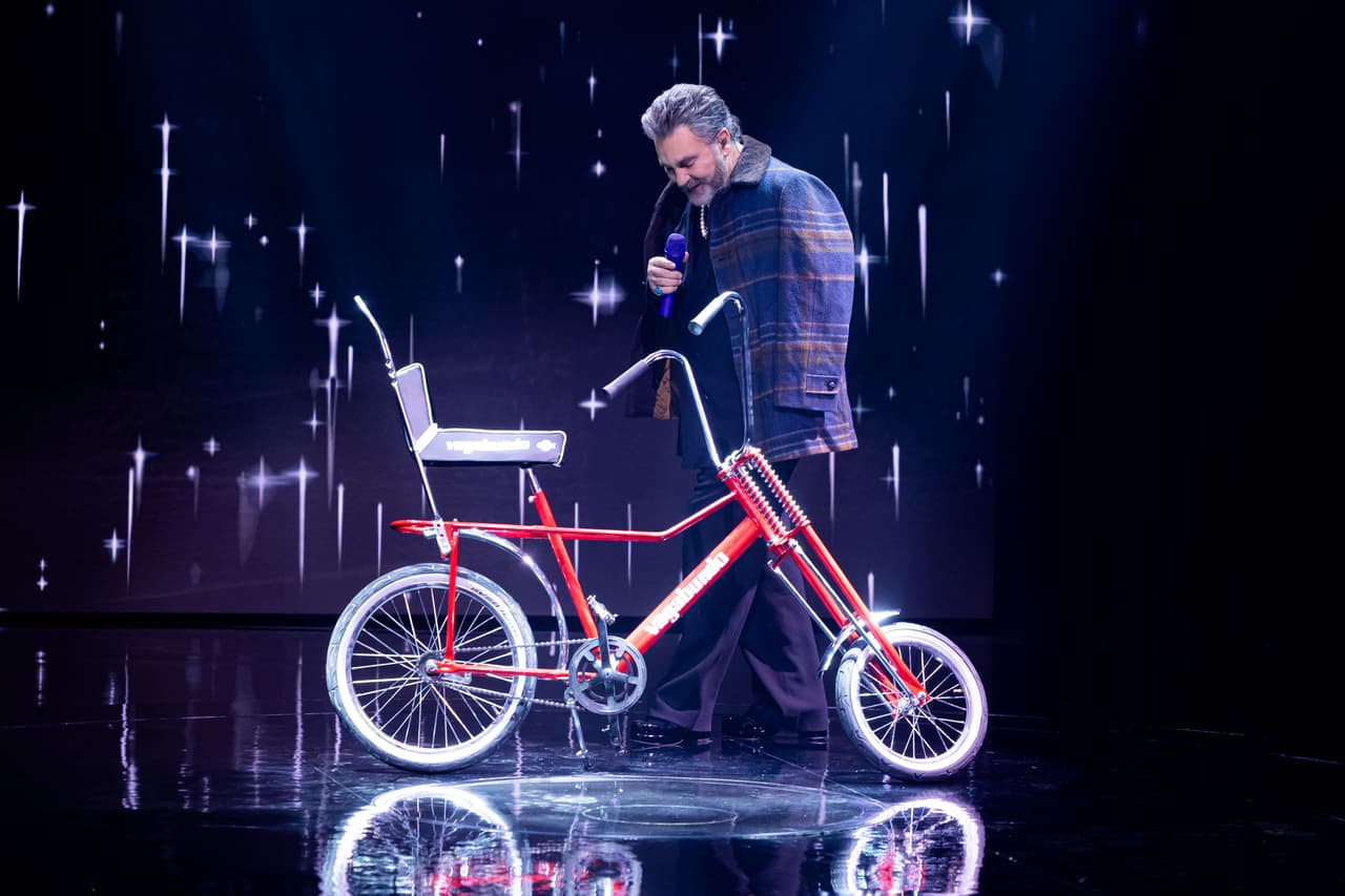 <b>Mijares recibe el apoyo de Lucero para revivir lo que pasó con su papá</b>
<br>
<br>Lucero volvió a cruzar el portal en el capítulo 3 de la segunda temporada, pero en esta ocasión para ser la guía de Manuel Mijares, quien tenía que recorrer el ‘Museo Mijares’ para recordar cómo la muerte de su padre lo hizo más fuerte, pero también lo afectó profundamente porque nunca pudo verlo triunfar sobre los escenarios. También habló sobre lo orgulloso que se sintió de su mamá por sacar adelante a sus 4 hijos tras la muerte de su padre y al final, Mijares recibió la bicicleta que durante años pidió y que no pudo recibir por problemas de dinero.