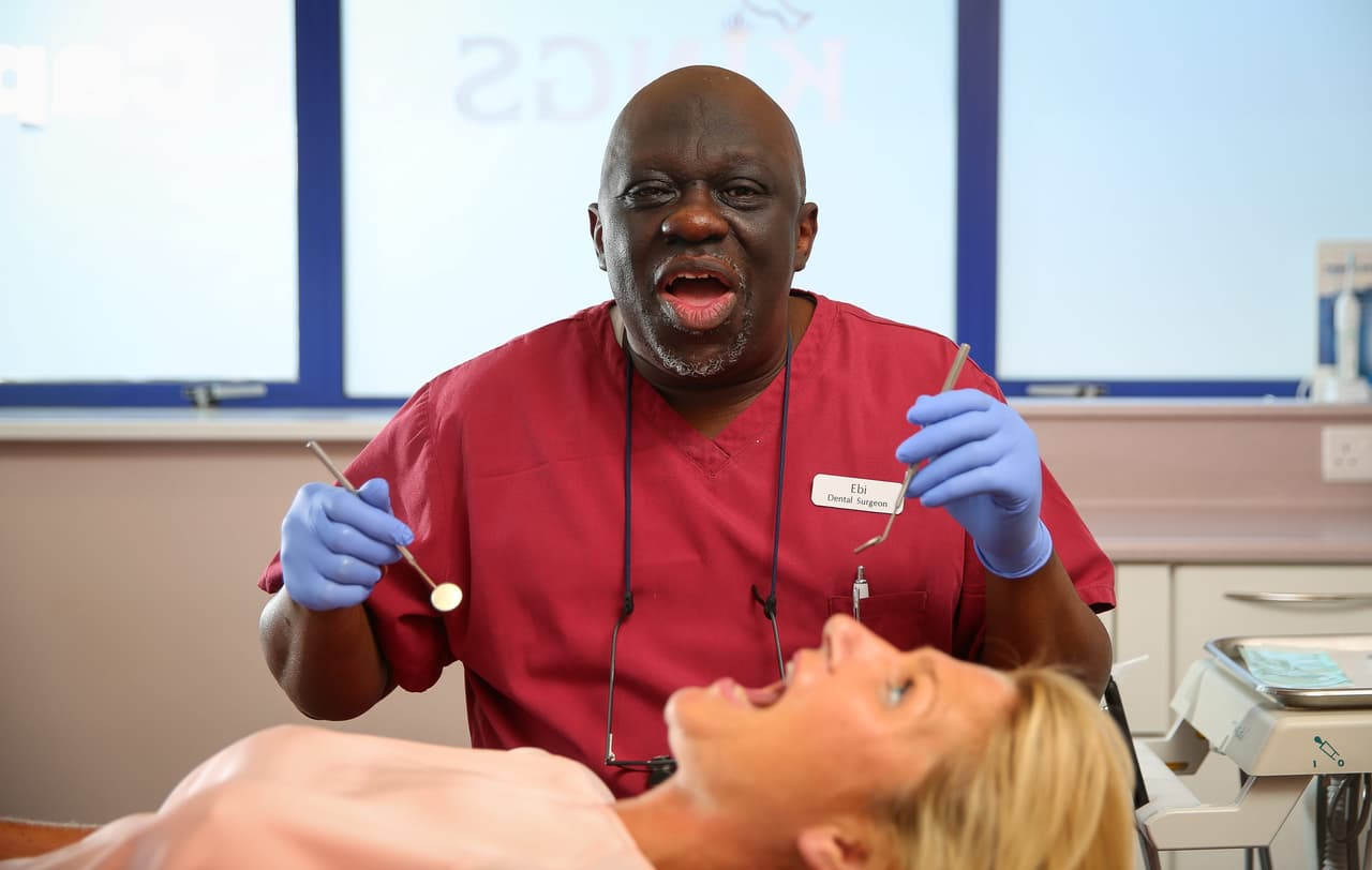 Este papá no solo es un increíble cirujano, ¡además es un gran cantante!