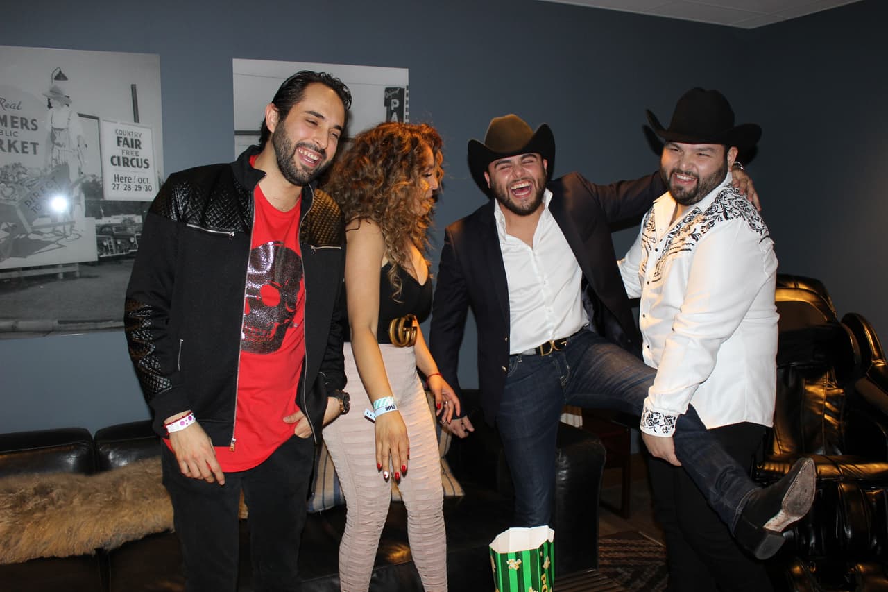 La Bronca los acompañó al camerino y los cuatro armaron un tremendo relajo.