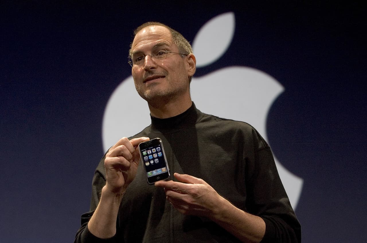 <b>Steve Jobs, CEO de Apple, presenta el nuevo Iphone en San Francisco, California (7 de enero de 2007). </b>Luego de años de especulación sobre la existencia de un proyecto de teléfono móvil desarrollado por el gigante de las computadoras Apple, el líder de la compañía presentó el prototipo que revolucionara esta industria. Es un “IPod, un teléfono y un comunicador de Internet”, dijo Jobs ese día y sus competidores se inspiraron en su diseño para crear sus propios dispositivos inteligentes. 
<a href="https://www.univision.com/noticias/tecnologia/iphone-12-sin-cables-para-cargador-e-internet-ultrarrapido-y-listo-para-las-redes-5g-fotos"><u>Solo en Estados Unidos hay hoy más de 100 millones de usuarios de alguna versión de este aparato</u></a>, el 45% del mercado, 
<a href="https://www.statista.com/statistics/236550/percentage-of-us-population-that-own-a-iphone-smartphone/#:~:text=Currently%20there%20are%20more%20than,users%20in%20the%20United%20States."><u>y es la primera fuente de ingresos de la compañía</u></a>.
<br>