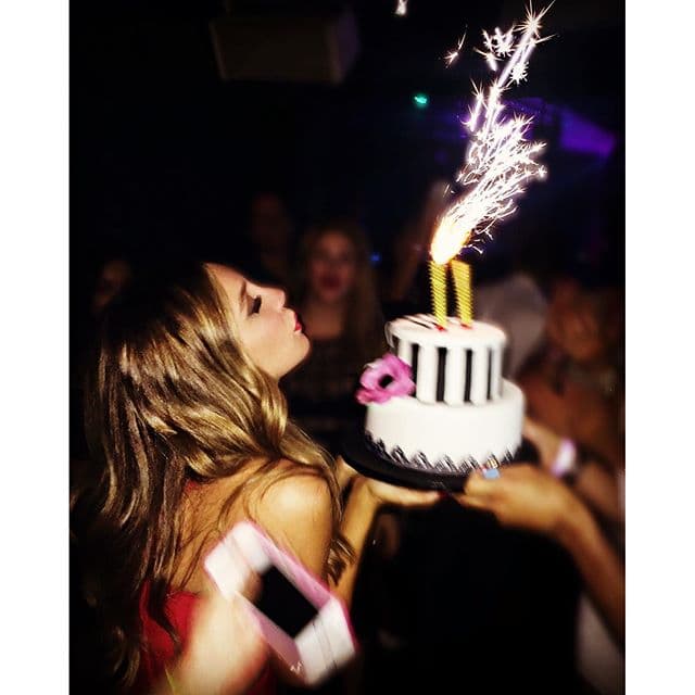 "Celebrating life" escribió el cubano. Eli era la más feliz por su cumpleaños número 37.