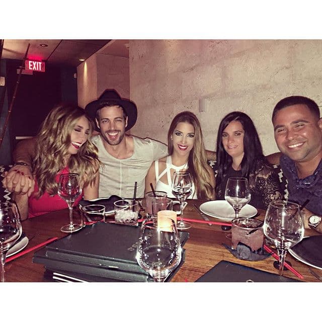 Desde su regreso la pareja ha demostrado que se encuentra muy sólida y que su amor crece cada día. En el cumpleaños de Elizabeth Gutiérrez el pasado 01 de abril, el actor aprovechó para subir una foto en la que aparecen tomados de la mano.