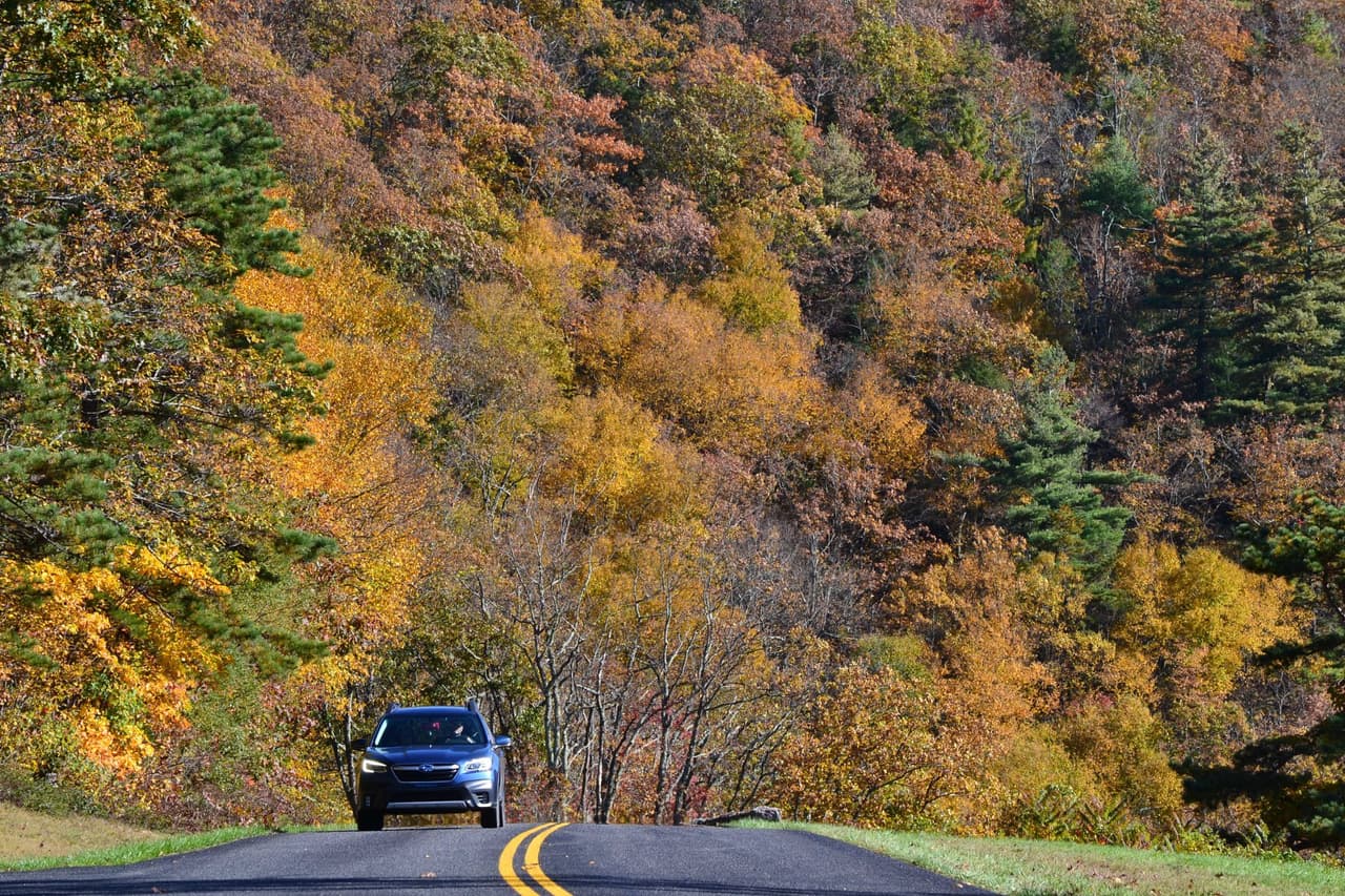 Aunque es la belleza del otoño la que atrae a muchos turistas cada año, quienes buscan apreciar el cambio de color de las hojas y los paisajes que se aprecian desde la vía.