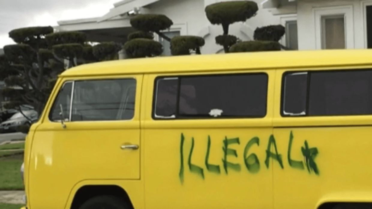 Joe Solis, un hombre de origen mexicano y judío nacido en Estados Unidos, se encontró la palabra "ilegal" pintadada con spray sobre su camioneta amarillo Volkswagen, según contó a 
<a href="http://www.huffingtonpost.com/entry/us-born-latino-found-illegal-spray-painted-on-his-1971-volkswagen_us_58bd7eeee4b05cf0f401eeb8?section=us_latino-voices">KTLA5</a>. En primer lugar, pensó que era porque alguien quería hacerle notar que había estacionado ilegalmente. Más tarde, se dio cuenta de que se trataba de una agresión de carácter racial.