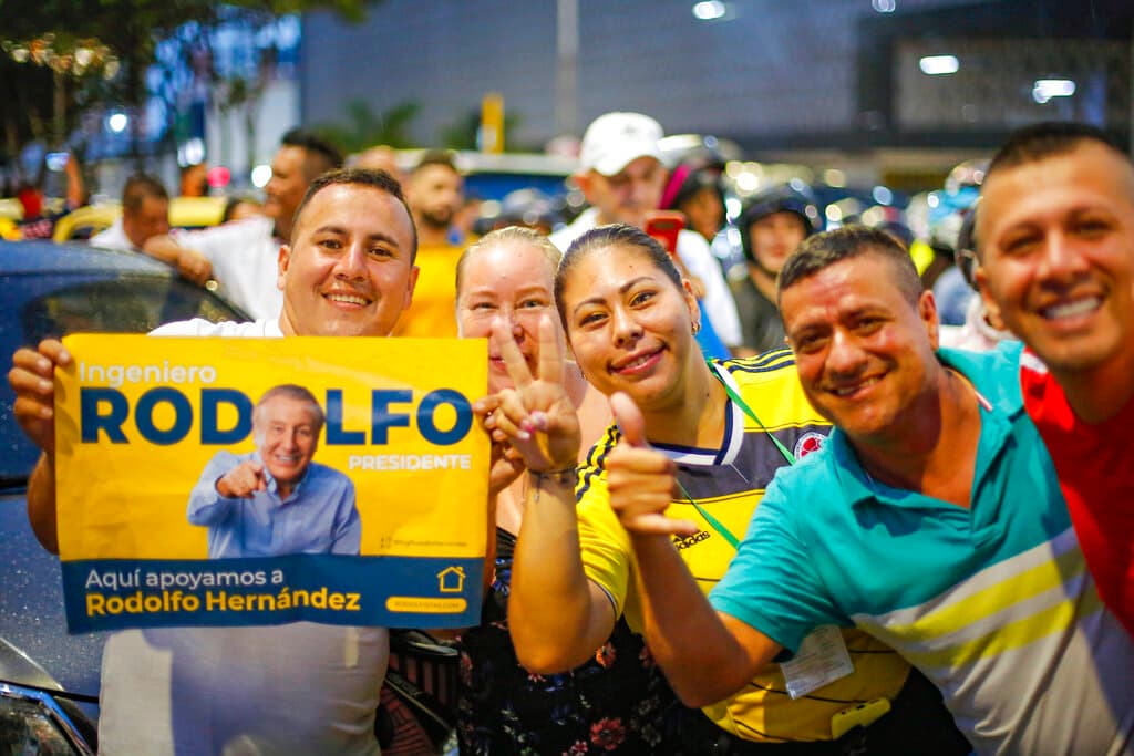 Partiarios de Hernández celebrando en las calles su pase a balotaje,
