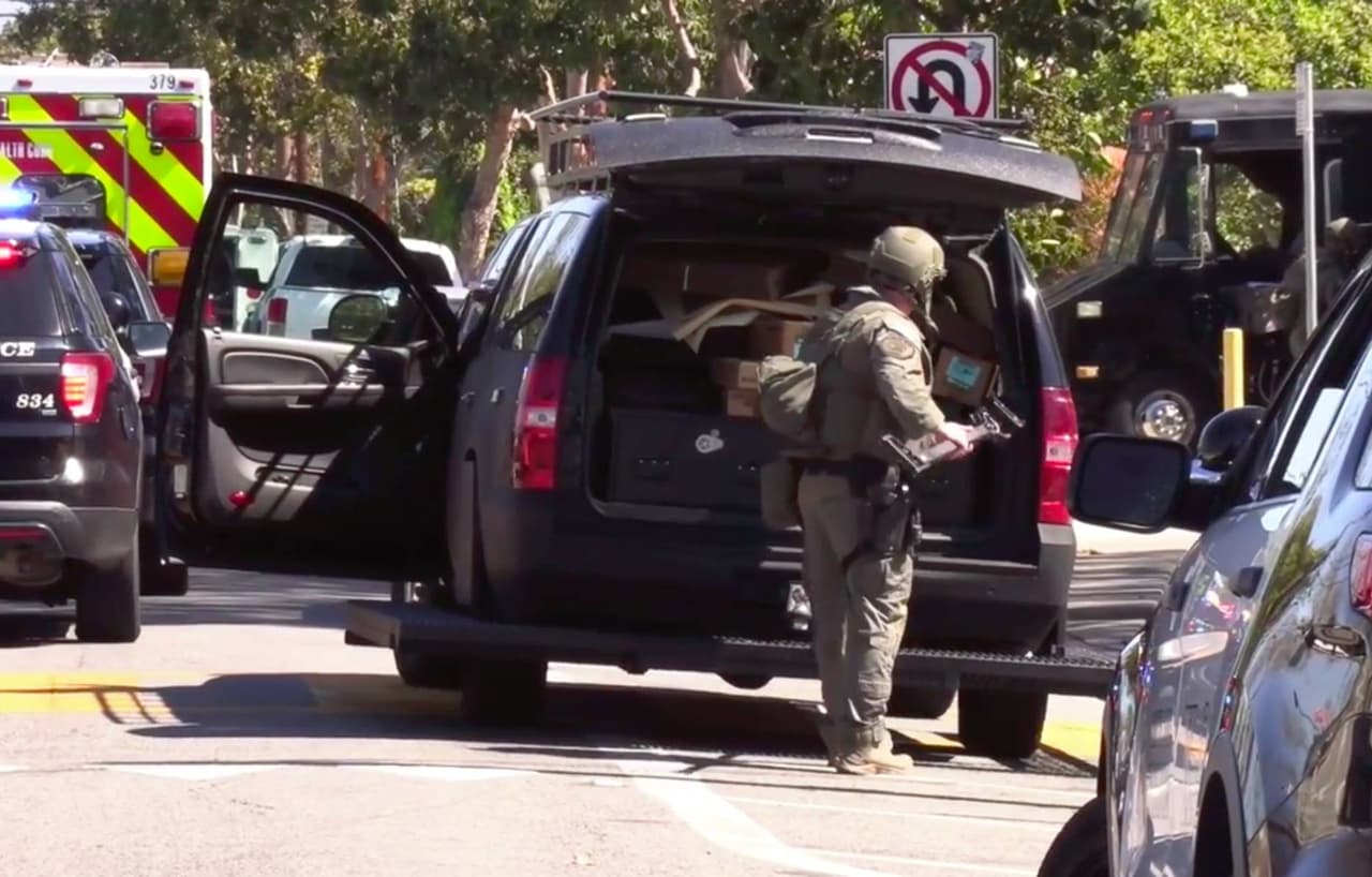 Las autoridades monitoreaban a un sospechoso de robo que se había atrincherado dentro de su carro.