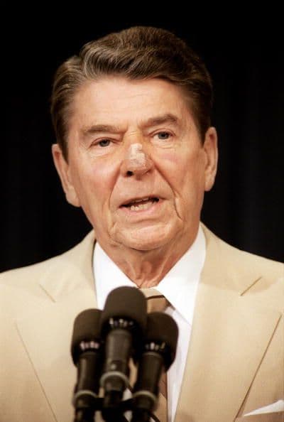 5. El escándalo del Irangate, entre 1985 y 1986, dejó huella en el mandato de Ronald Reagan. Este caso giró en torno de la venta clandestina de armas por parte de los Estados Unidos a Irán.