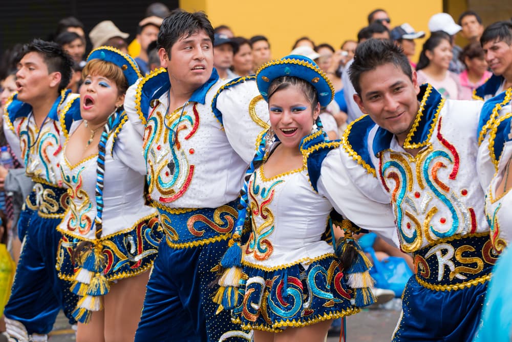 En Perú se realiza cada año el tradicional desfile de la Virgen de la Candelaria, de donde son estas imágenes. Cientos de personas portan sus mejores trajes típicos y cantan y bailan por las calles.