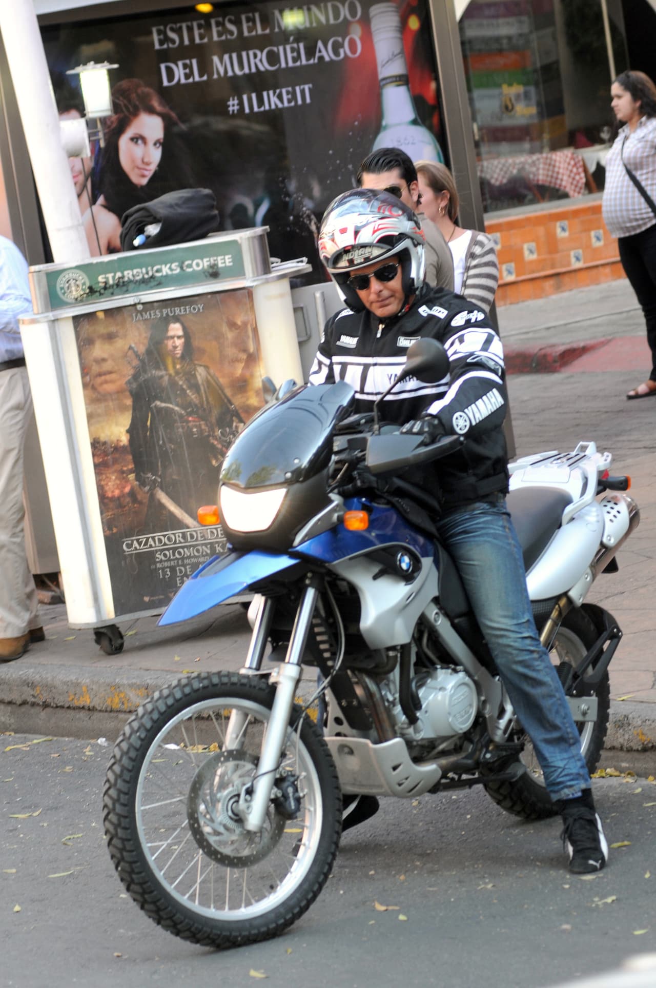 En 2011, sufrió un aparatoso accidente en su moto que le ocasionó múltiples fracturas en la pierna izquierda, además de dejarle tres costillas rotas, un pulmón perforado y fractura de cadera, entre otras lesiones.