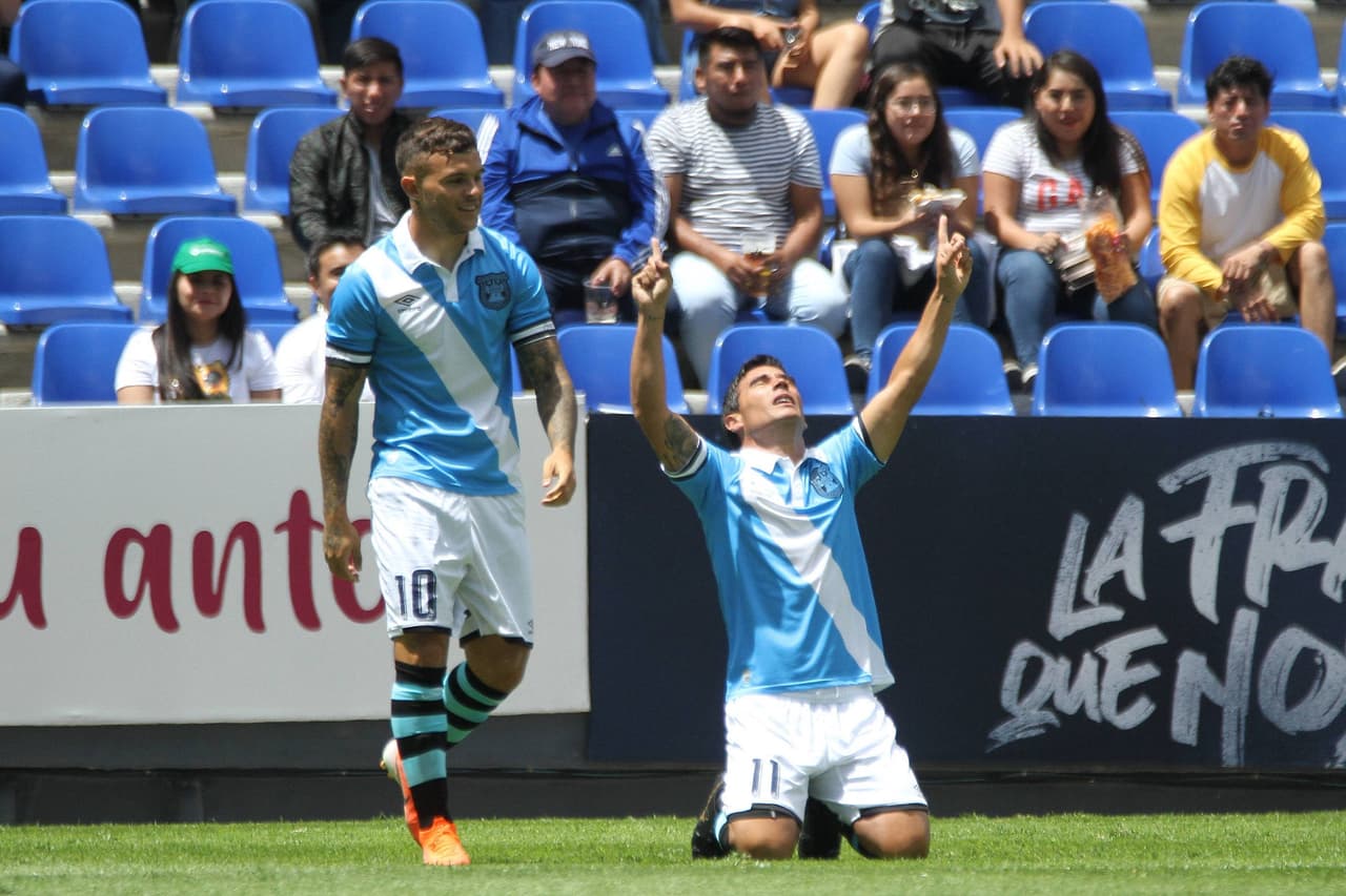 Algunos aficionados todavía estaban buscando sus asientos en el Estadio Cuauhtémoc cuando los de La Franja se adelantaron en elmarcador a los 4 minutos, por obra de Matías Alustiza.
