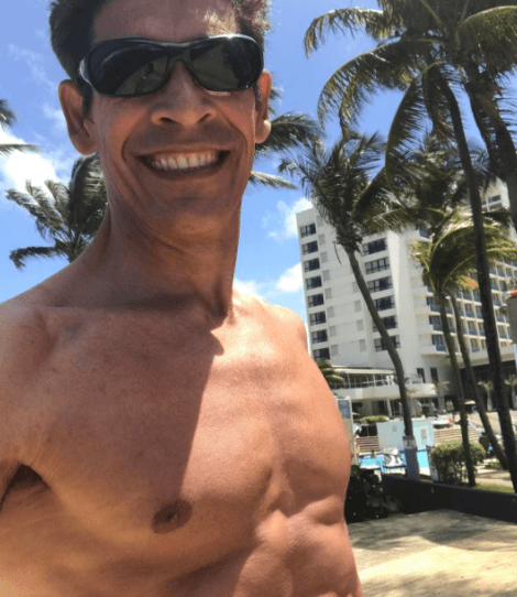 En abril del 2013, Johnny Lozada gozaba de unas merecidas vacaciones en su isla.