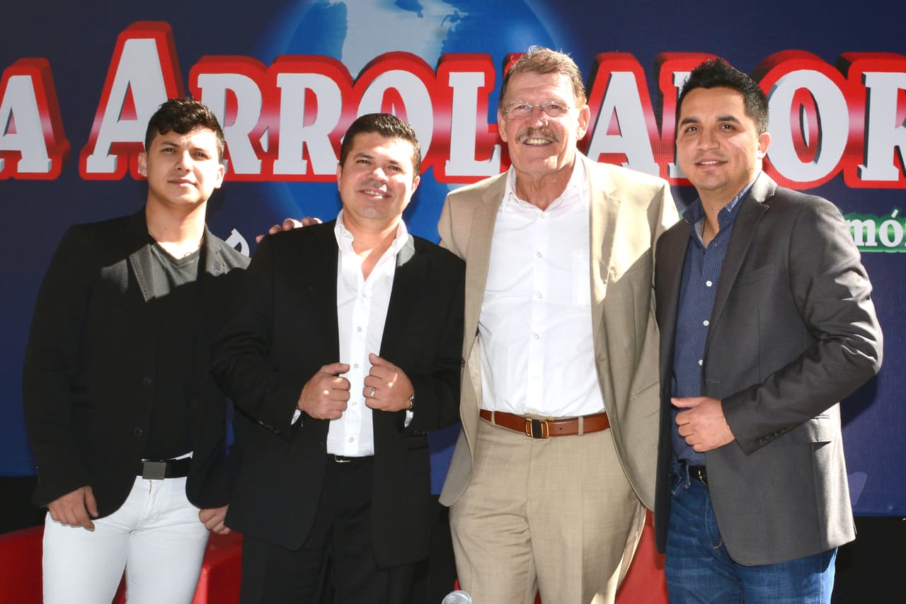 “Yo estoy en paz con ellos, pero los de
<b>La Arrolladora</b> no están en paz conmigo. Ellos son los enojados, yo tengo un compadre y amigos ahí, pero la relación aún está sensible” dijo
<b>Medina</b> en entrevista con SoyGrupero.