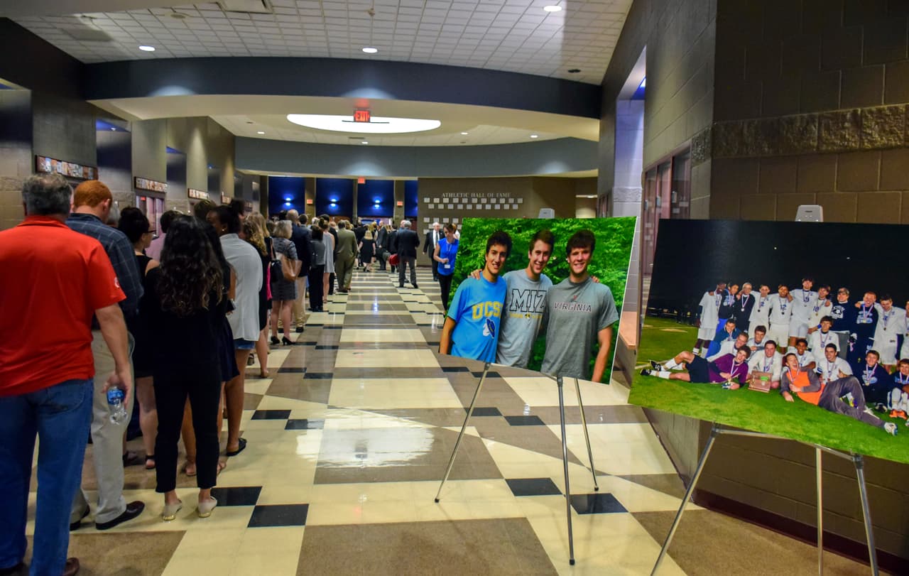 El multitudinario funeral de Otto Warmbier, en la escuela secundaria de Ohio.