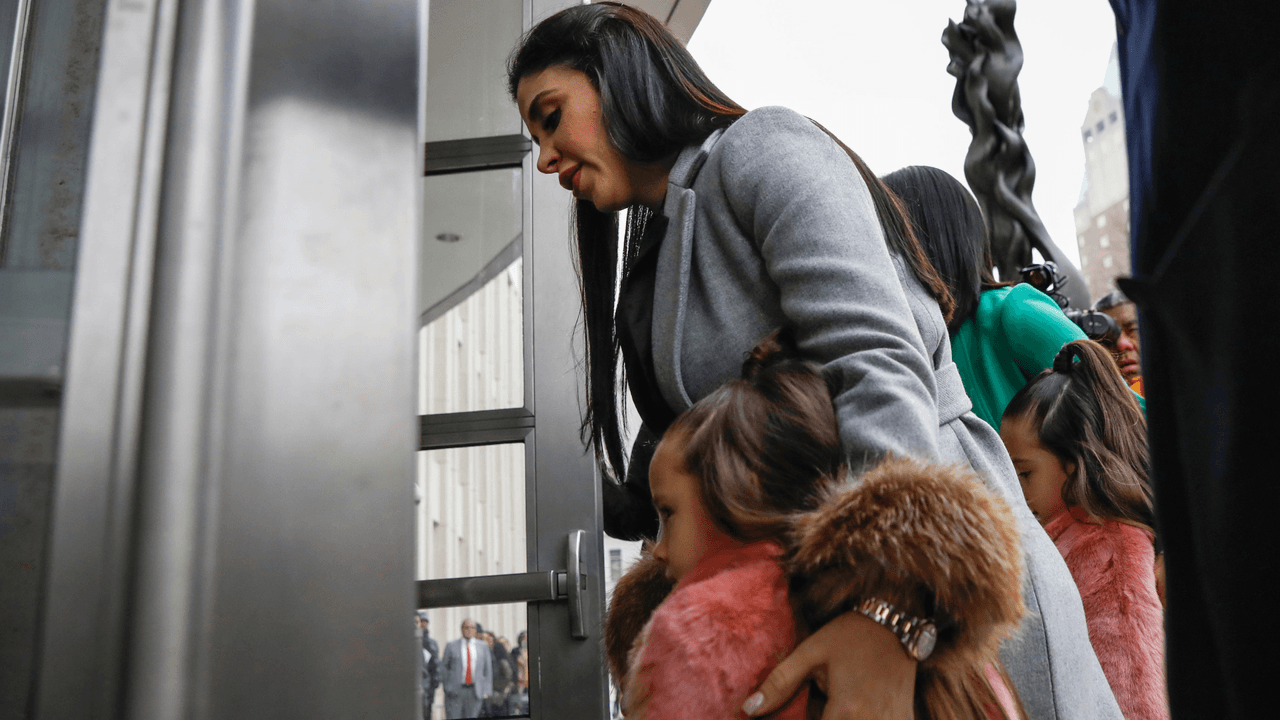 Acompañada de sus hijas, Coronel Aispuro entró a la audiencia sin hablar con los medios de comunicación que intentaron entrevistarla.