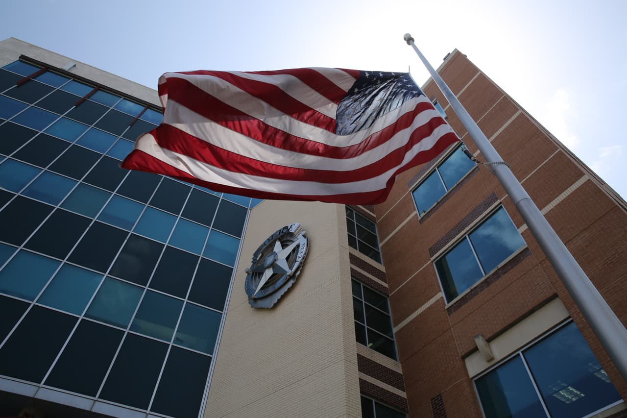 Sede de la policía de Dallas con la bandera a media hasta tras el asesinato de cinco policías durante una protesta contra la brutalidad policial.