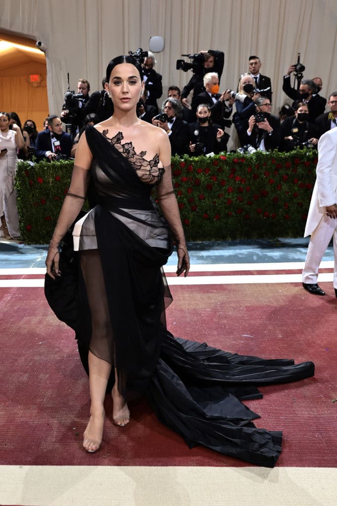 Y, pese a que no siempre muestra su faceta excéntrica, por ejemplo en la
<a href="https://www.univision.com/famosos/met-gala-2022-looks-extravagantes-alfombra-roja-fotos">Met Gala del 2022</a>, ha dejado claro que no tiene miedo de experimentar con su estilo.