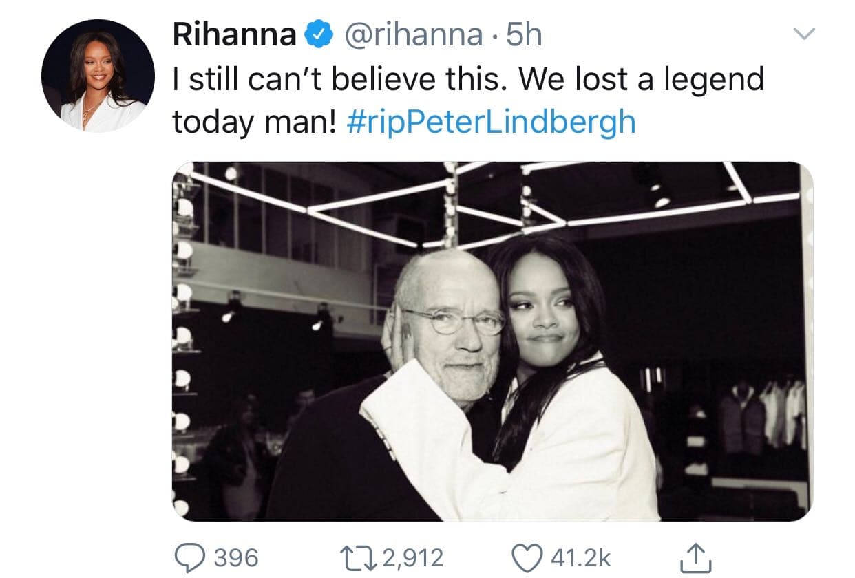 Rihanna
<b><a href="https://twitter.com/rihanna/status/1169247792830697482/photo/1">recurrió a su cuenta de Twitter</a></b> para compartir esta foto y escribir: "Aún no puedo creer esto.
<b>Hemos perdido a una leyenda</b>".