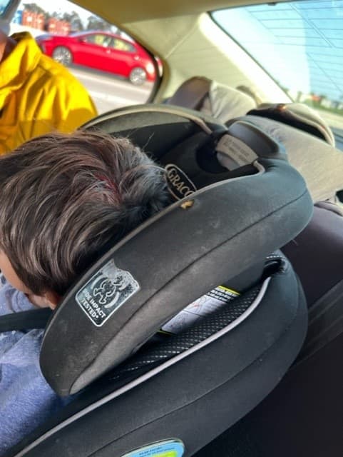 El menor estaba sentado en la silla para niños en la parte trasera del vehículo cuando ocurrió el incidente.