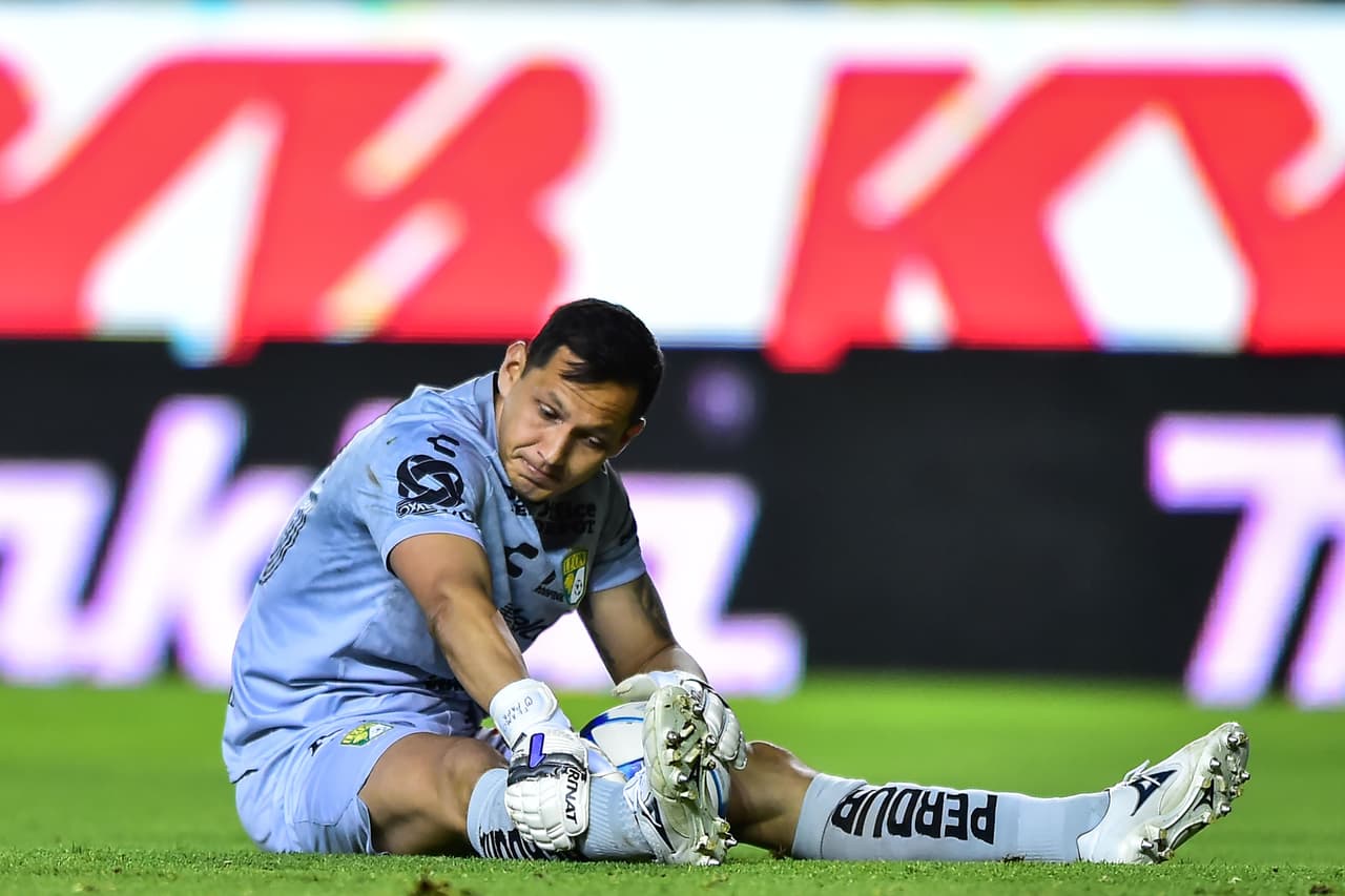 Rodolfo Cota sufrió un fuerte choque con Ángel Zaldívar.