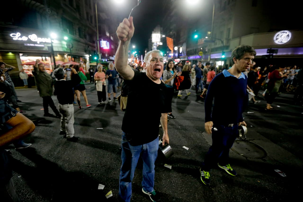 Cientos de vuelos en el aeropuerto de la capital se suspendieron y se espera que a lo largo de la jornada miles de pasajeros resulten afectados por la huelga.