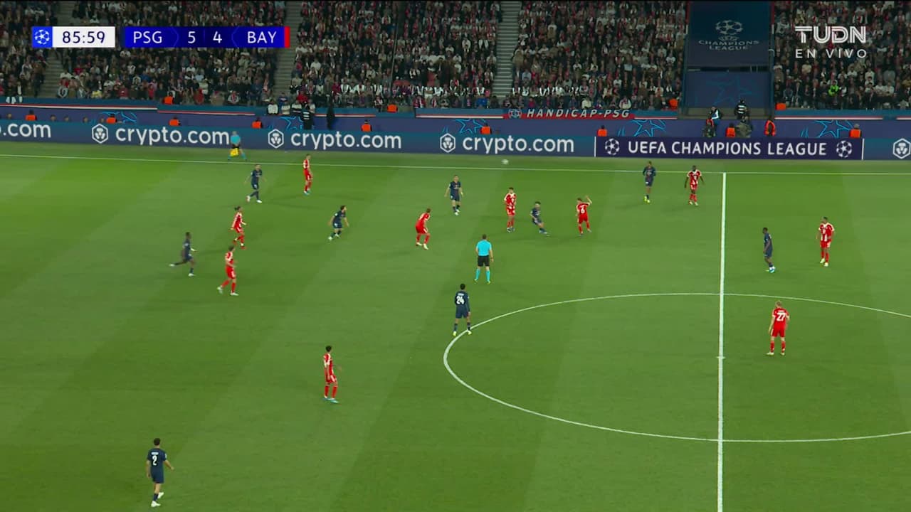 ¡CERCA! Senny Mayulu disparó que se estrella en el poste.