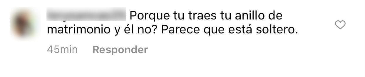 Una seguidora más se percató que solo Karina Banda portaba 
<b><a href="https://www.univision.com/shows/el-break-de-las-7/karina-banda-se-disculpo-con-carlos-ponce-por-su-reaccion-al-recibir-el-anillo-de-compromiso-video" target="_blank">el anillo de matrimonio</a></b> y no Carlos Ponce, por lo que le preguntó por qué. 
<br>