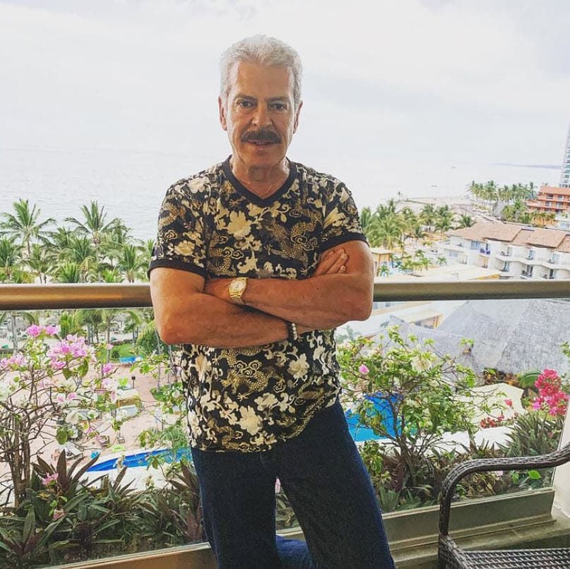 "La verdad, Dios me ha premiado con muchísimas bendiciones en mi carrera, siento que 
<b>el gran éxito ha sido llevar 45 años haciendo lo que a mí me gusta hacer</b>, y disfrutarlo con el cariño y reconocimiento del público", señaló.