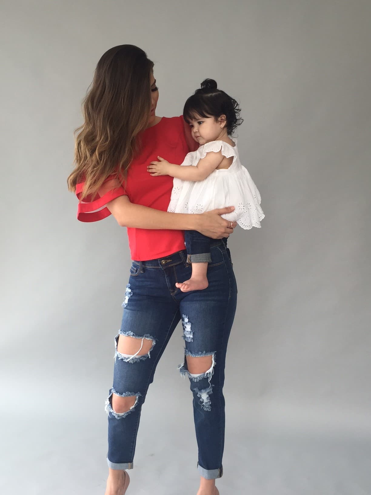 Su mirada angelical hace feliz a su mami. ¡Qué bella se ve cuando la abraza!