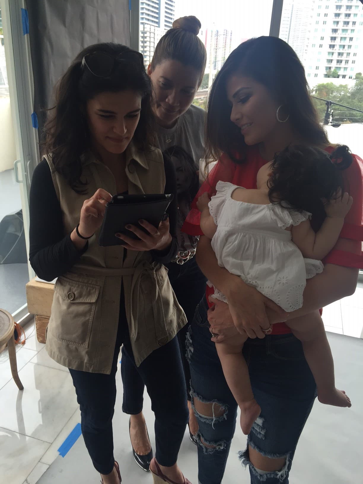 Esto de ser famosa es agotador, Giulietta cayó rendida en brazos de su famosa mamá.