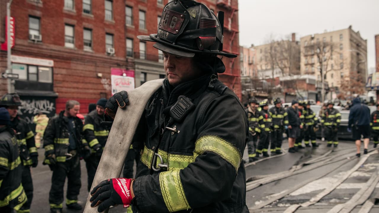 Según autoridades, las llamas iniciaron en un apartamento dúplex de un edificio en El Bronx y, pese a que los bomberos llegaron en solo tres minutos al lugar, no pudieron evitar que el humo negro colmara los 19 pisos de la estructura.