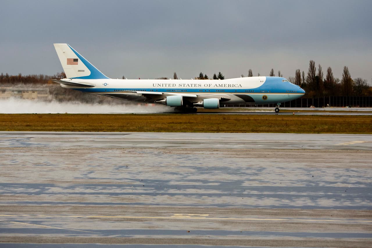 El actual Air Force One mide 231 pies con 10 pulgadas de largo, y su ancho total en las alas es de 195 pies con 8 pulgadas.