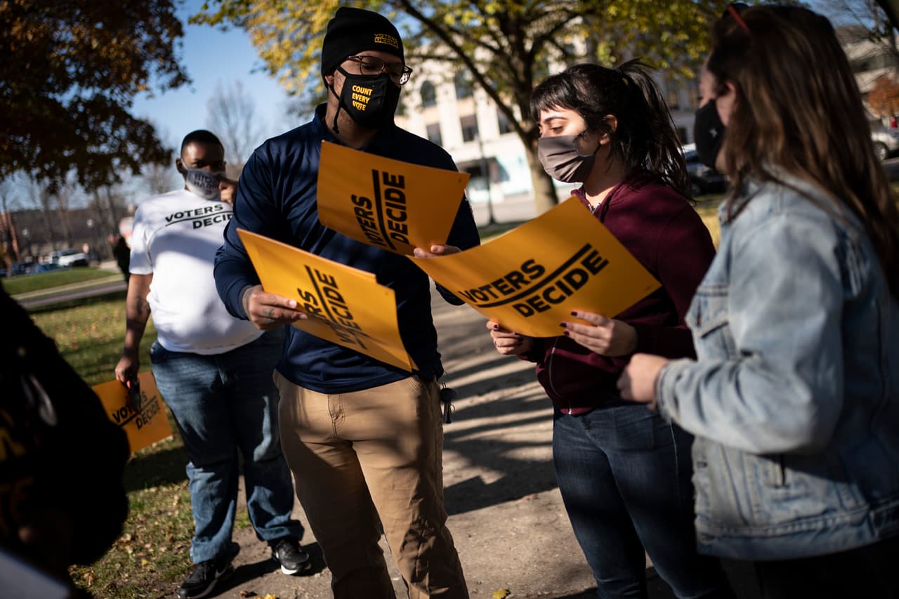 Este jueves comienza el proceso de certificación de la elección en el estado de Wisconsin, donde la campaña del presidente Donald 
<b>Trump quiere un recuento,</b> luego de que la agencia de noticias AP y medios de comunicación se lo asignaran como ganado al demócrata Joe Biden.
<br>
<br>El día anterior, un grupo de personas se reunió con carteles que dicen "Los votantes deciden" en el Civic Center Park, mientras esperaban los resultados de las elecciones en Kenosha, Wisconsin.