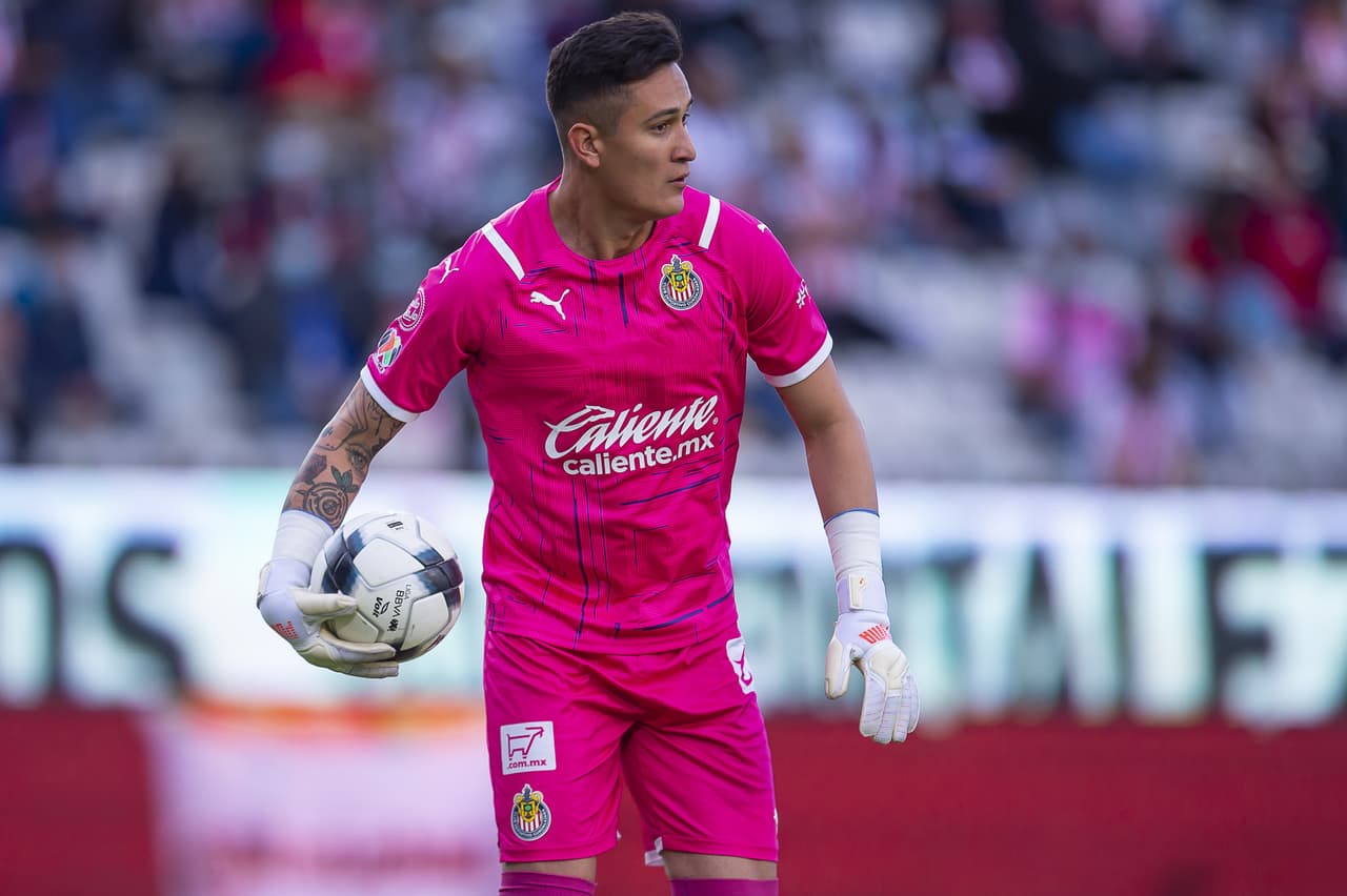 Raúl Gudiño perdió de vista el balón y pagó con un autogol de Chivas