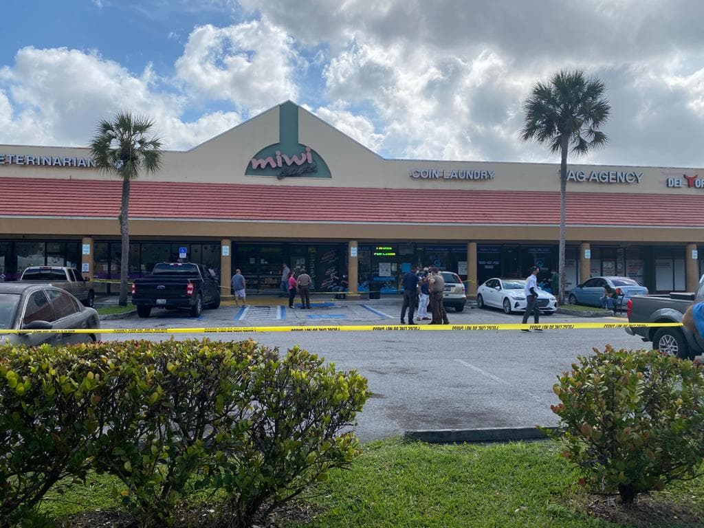 Sospechoso dispara contra una cafetería en Kendall, desata una persecución policíal y luego es arrestado