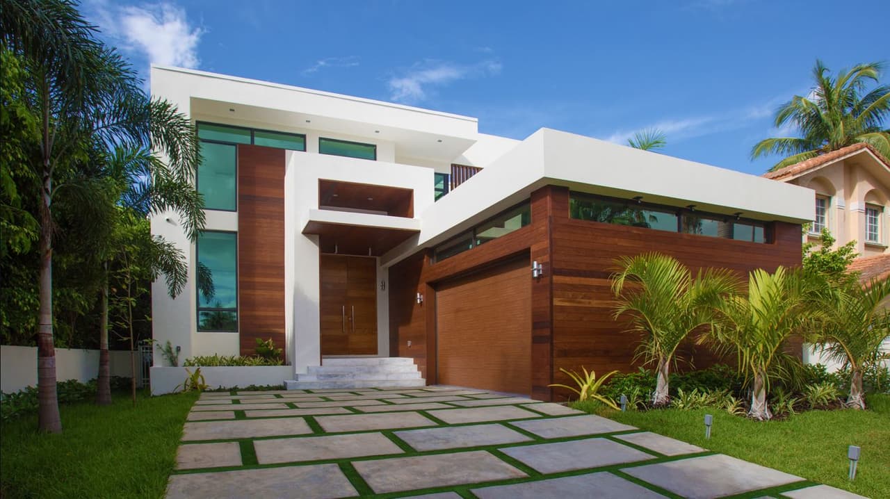 <b>En la cochera caben sólo dos automóviles</b>, por lo que tendrá que elegir cuáles serán los privilegiados de su colección de coches deportivos que dormirán bajo techo.