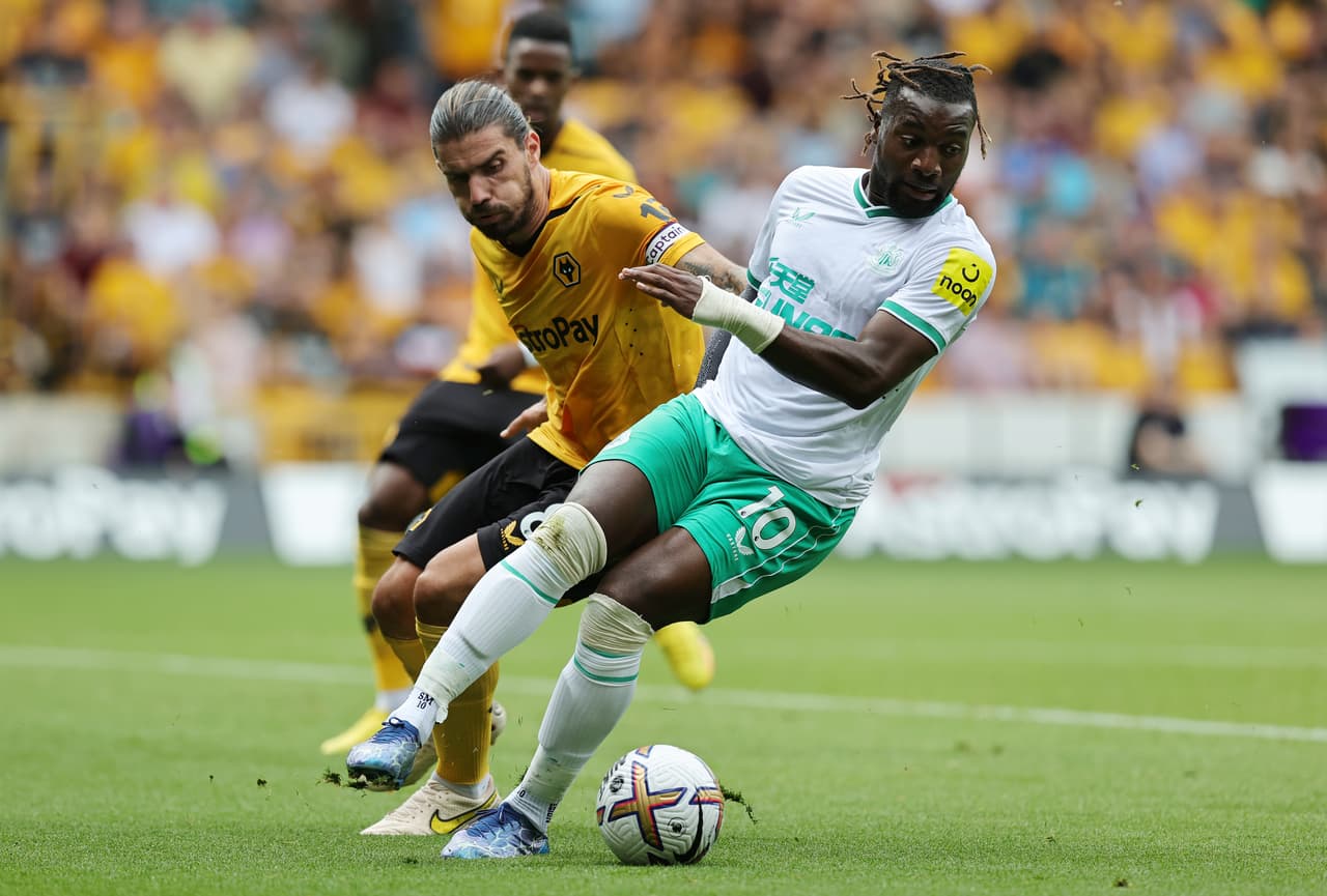 Ruben Neves adelantó a los Wolves con un golazo, pero Allan Saint-Maximin emparejó las acciones en la agonía con otro golazo. Raúl Jiménez marcó un gol, pero el VAR arruinó el festejo al anularlo.