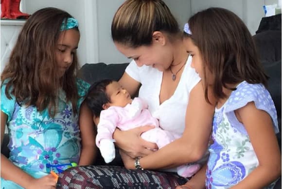 'Visitando a la más chiquita ¡Nos tiene enamoradas! @eldiariodegiulietta', compartió Karla. (Mayo 23, 2015)