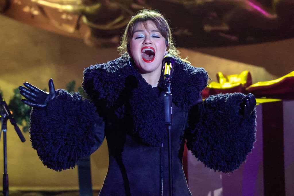 La cantante estadounidense Kelly Clarkson actúa durante la ceremonia de iluminación del árbol del Rockefeller Center 2024 en Nueva York, el 4 de diciembre de 2024.