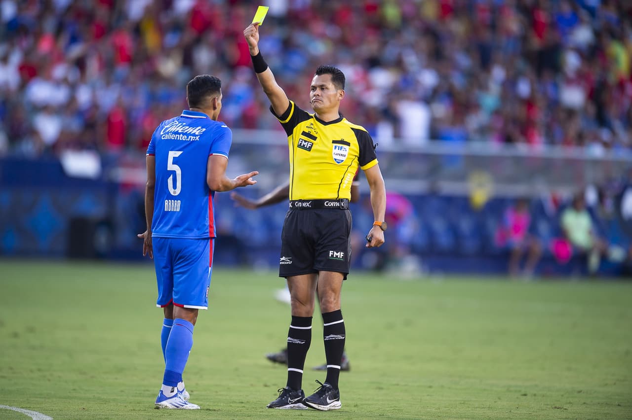 Julián Quiñones pasó de héroe a villano en cuestión de minutos, pues marcó el gol para empatar 2-2 en el tiempo reglamentario, pero voló el último cobro en los penales para darle el triunfo a Cruz Azul.